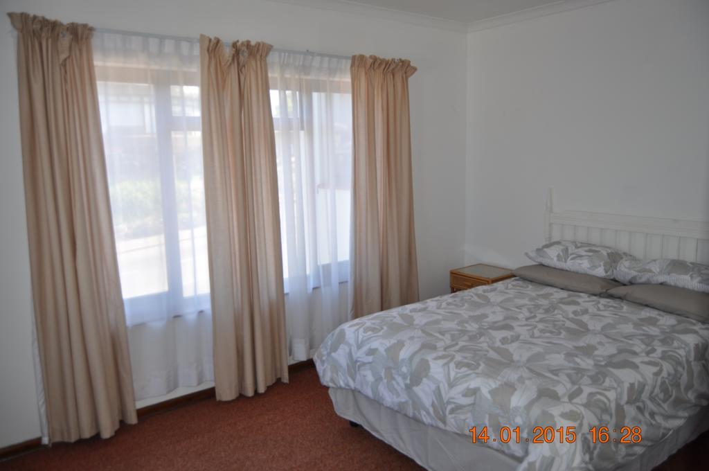 Backpacker Apartments Plettenberg Bay Ruang foto