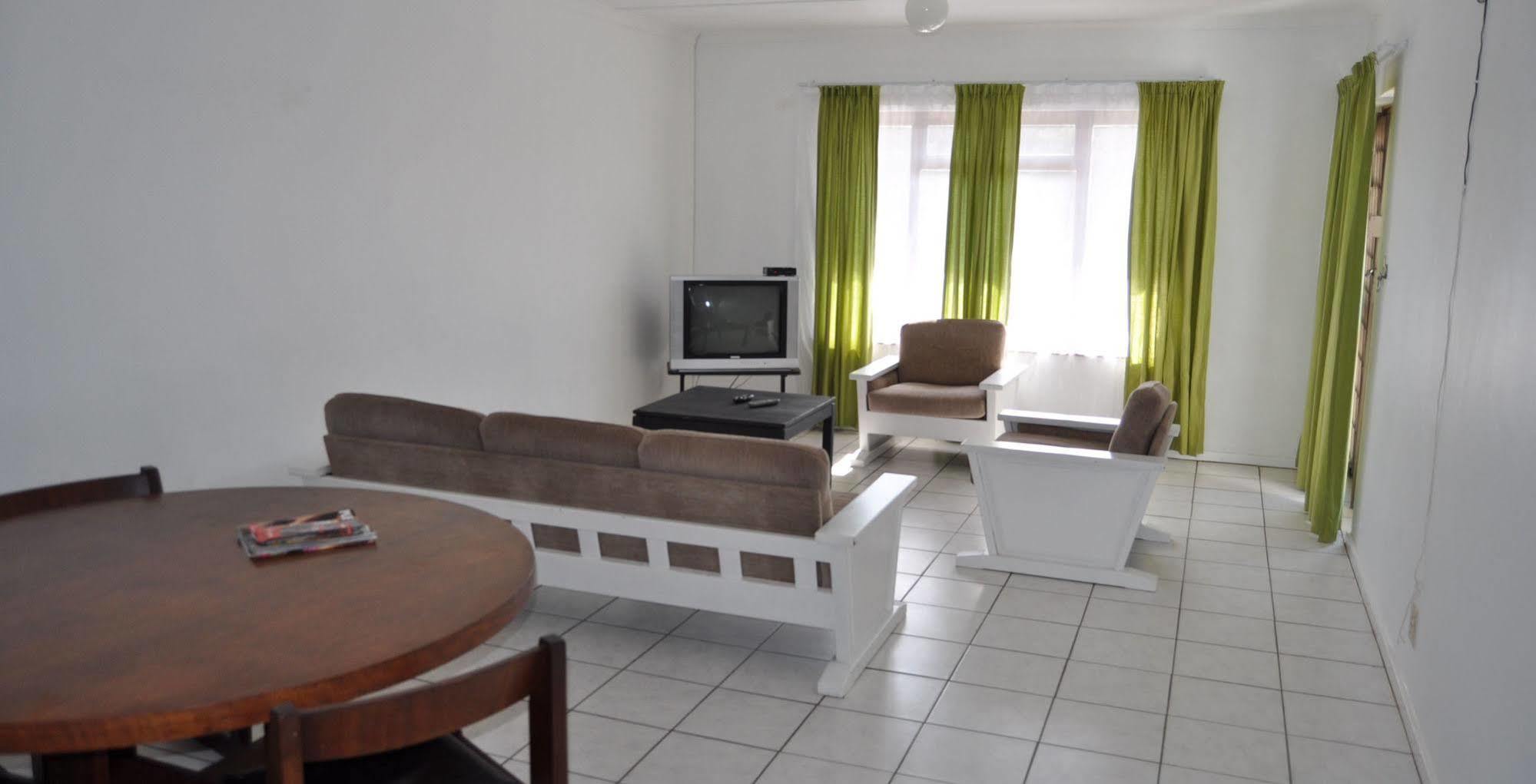 Backpacker Apartments Plettenberg Bay Bagian luar foto