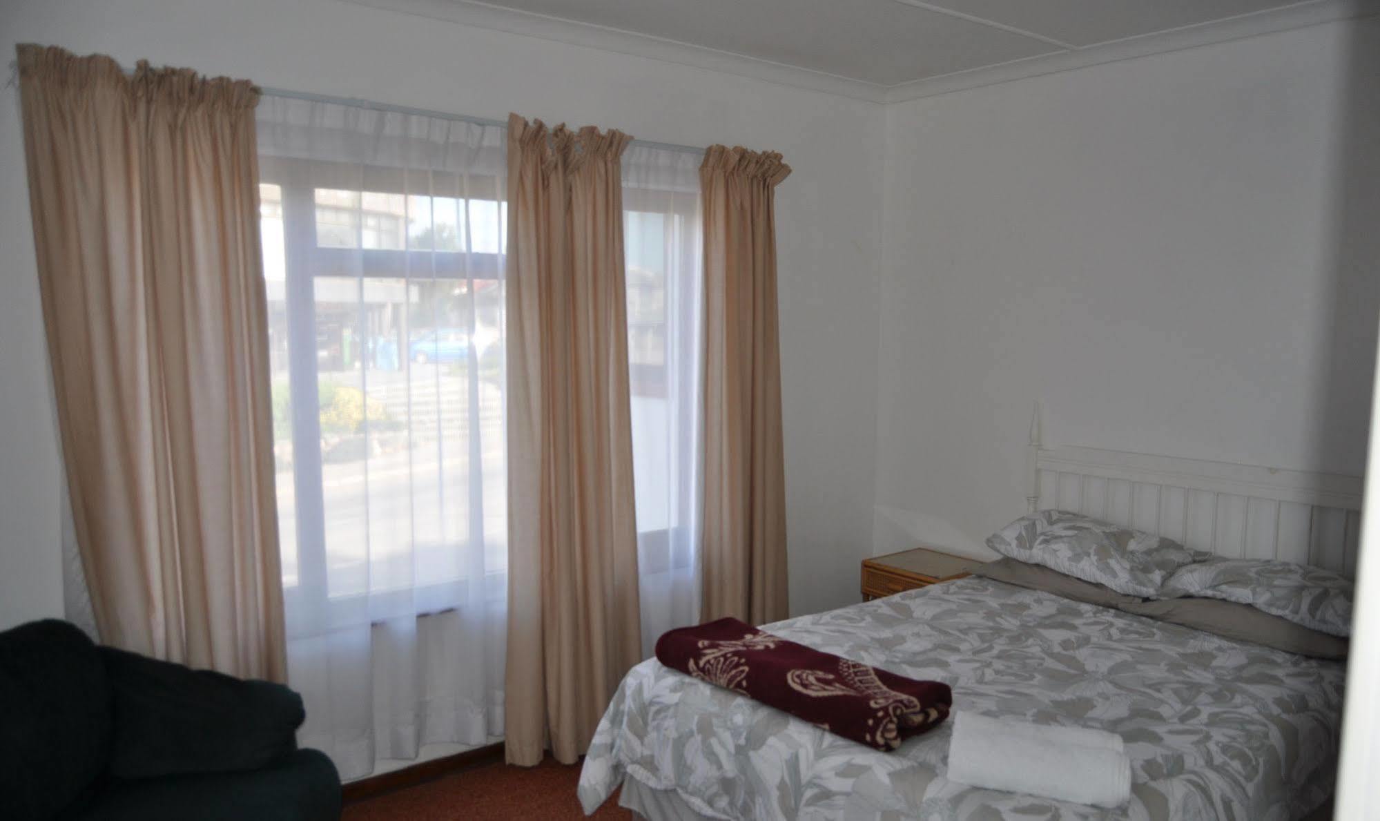 Backpacker Apartments Plettenberg Bay Bagian luar foto